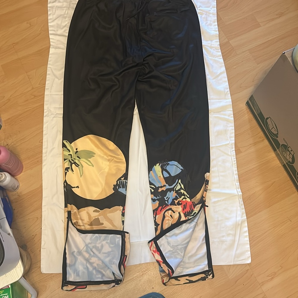 Authentic Kappa men’s joggers with front and back pocket
back pocket has zipper - Picture 7 of 7